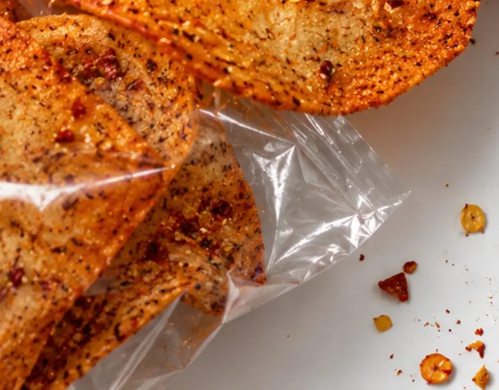 Chips de malanga con chile saliendo de la bolsa
